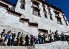Oct. 28, 2016 -- Photo taken on Oct. 27 shows workers wait to paint the Potala Palace. (Photo/Xinhua)