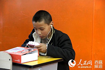 Tibet: blind children given free audio books
