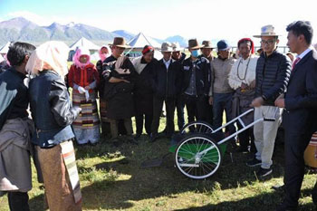 Manure gathering trucks help keep Tibetan lifestyle intact