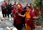 Oct. 18, 2016 -- The 11th Panchen Lama Bainqen Erdini Qoigyijabu worships in Qiangqingangri Monastery. (Photo by Li Lin)
