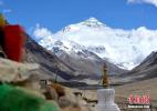 Oct. 18, 2016 -- The 11th Panchen Lama Bainqen Erdini Qoigyijabu holds a mountain-honoring ceremony at the foot of the Everest. (Photo by Li Lin)