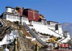 Nov. 11, 2016 -- Photo taken on Nov. 9 in Lhasa, Tibet. The Potala Palace was painted to celebrate the day on which Sakyamuni returns to the human world. That day is Nov. 21, or Sept. 22 on the Tibetan calendar. Buddhists also donated milk and brown sugar as the painting occurred. (Photo: Li Lin/China News Services)