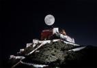 Nov. 15, 2016 -- Photo taken on November 14, 2016 shows a `super moon` over the Potala Palace, in Lhasa, capital of southwest China`s Tibet Autonomous Region. Super moon is a condition when the moon reaches its closest point to the Earth and appears much brighter and bigger. [Photo: CRIENGLISH.com/Zhang Lei]