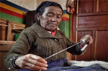 Tibetan women's Paang-den shines with modern design