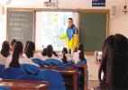 Dec. 1, 2016 -- Photo shows that Wei Keqing, an aiding-Tibet teacher, is having a school-level open class at the multi-media classroom. [Photo/China Tibet News]