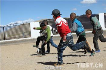 Soccer delights Tibetan children