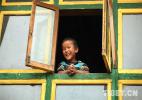 Dec. 12, 2016 -- A child in Namling County looks happy in the photo. [Photo/Tibet.cn]