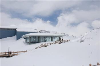The world's highest cafe at Dagu Glacier