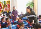 Dec. 28, 2016 -- Photo taken on Dec. 20 shows that parent representatives of the Second Primary School of Chengguan District, Lhasa City are distributing nutritious lunches to students.