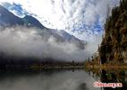 Dec. 28, 2016 -- Bipenggou is famous for primitive forests, lakes, waterfalls, glaciers and azaleas. Located in Li county, Aba Tibetan and Qiang autonomous prefecture of Sichuan province, the valley is blessed with primrose flowers, azalea, and red woods. It is also consider one of the best places to see fall foliage in China.[China.org.cn/Photo by You Bing]