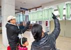 Dec. 30, 2016 -- Recently, citizens are taking part in the riddle-guessing activity in Tibet Library to welcome New Year`s Day. [China Tibet News/Tang Bin]