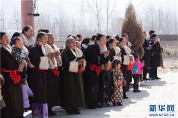 Snapshots of Buddha-show ceremony in Qinghai