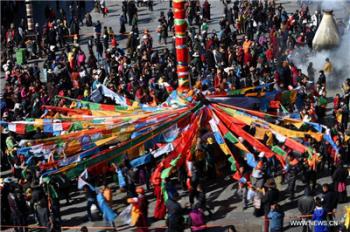 Devotees perform religious ceremony in Lhasa