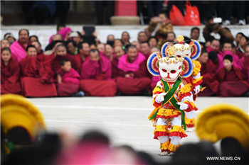 Lamas perform religious dance in NW China to pray for good year