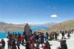 April 10,2017--Photo shows tourists in the Yamdrok Lake Scenic Spot in Nanggarze County, Lhoka City, Tibet Autonomous Region. [China Tibet News/Losang]