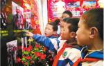 April 18,2017--Photo shows students of primary school visiting a photo exhibition on new and old Tibet contrast, to further understand the darkness and cruelness in old Tibet, and prosperity and progress in new Tibet. [China Tibet News/ Wang Xiaoli]