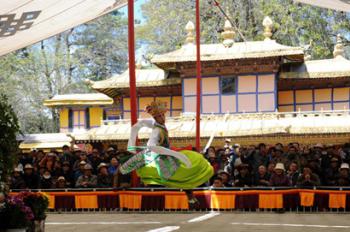Tibetan opera performed at Norbulingka