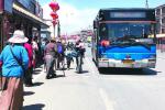 May 10,2017--Lhasa citizens are ready to take the bus. [China Tibet News/Kelsang Lhundrup]