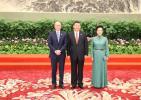 May 15, 2017 -- President Xi Jinping and his wife Peng Liyuan welcome World Bank President Jim Yong-kim before a banquet for the Belt and Road Forum for International Cooperation in Beijing, May 14, 2017. (Photo/Xinhua)