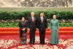 May 15, 2017 -- President Xi Jinping and his wife Peng Liyuan welcome Malaysian Prime Minister Najib Razak and his wife before a banquet for the Belt and Road Forum for International Cooperation in Beijing, May 14, 2017. (Photo/Xinhua)