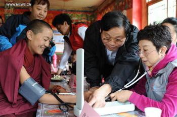 Doctors volunteer to provide medical care in China's Tibet