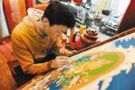 June 22,2017--Phuntsok, a Thangka painter, is painting Thangka. [China Tibet News/Tenzin Chosphel]