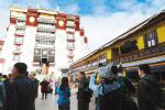 July 3,2017--Tourists are taking photos in the Potala Palace. [China Tibet News/Tenzin Choephel]