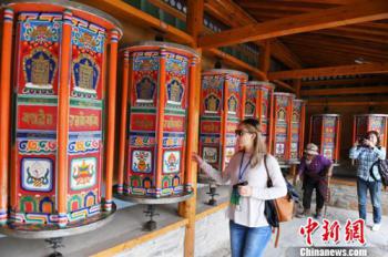 Chinese and foreign travel agents visit Labrang Monastery