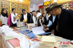 July 10,2017--The overseas Chinese Tibetan children show a strong interest in the precious collection of cultural books.