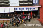 Aug.10,2017--In the morning, Buddhists and tourists waited outside the gate of Tashilhunpo Monastery for the arrival of the Panchen Lama and his entourage.