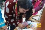 Aug. 23,  2017 -- Feiya, a Pakistani student from Tsinghua University, learns Tibetan embroidery. (Photo by Jiao Fei)