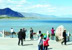 Oct. 8, 2017 -- Mainland Chinese tourists are taking photos at a viewing platform beside the Yarlung Zangbo River in Shannan of southwest China’s Tibet Autonomous Region. [China Tibet News/ Lorsang]