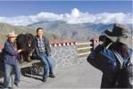 Nov.2,2017--Tourists from Shanghai City are taking photos in Kamba Village. [China Tibet News/Tenzin]
