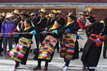 Contestants compete in tug of war in SW China’s Tibet