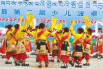 Jan. 15, 2018 -- Photo shows the traditional ethnic dance competition that is held on campus in Bomi County. [Photo/China Tibet News]