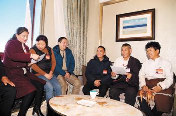 Deputies and members of Tibet’s two sessions arrive in Lhasa
