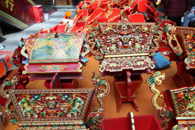 Bustling New Year market in Tibet