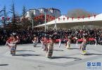 Feb. 17, 2018 -- Photo taken on February 16 shows actors performing in the Dzongyab Lukhang Park. [Photo/Xinhua/Liu Dongjun]