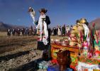 Mar. 19, 2018 -- A farmer chants prayers in a spring ploughing ceremony in Bomtoi Township, Lhasa, southwest China`s Tibet Autonomous Region, March 17, 2018. Traditional spring ploughing ceremonies took place in Tibet`s major cultivation areas on Saturday to pray for a year with good harvests.(Xinhua/Jigme Dorgi)