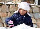 Mar. 22, 2018 -- Photo shows a child is playing after the strongest snowfall since last year`s winter arrives in Lhasa, capital city of southwest China`s Tibet in the evening of March 17, 2018.