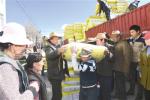 April 3, 2018 -- The masses of Xiangpu Village, Zijing Town, Gyantse County are receiving fertilizers. [China Tibet News/Tenzin]