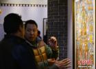 April 4, 2018 -- Thangka lovers talk about painting skills before a painting. (Photo by Zhou Wenyuan)