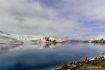 April 11, 2018 -- Photo taken on April 8, 2018 shows the spring scenery by the Yamdrok Lake in Nagarze County of Shannan City, southwest China`s Tibet Autonomous Region. The Yamdrok Lake, about 100 kilometers south of the region`s capital Lhasa, is one of the three holy lakes in the region. (Xinhua/Zhang Rufeng)
