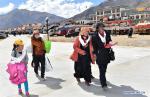June 21, 2018 -- Rigzin (1st R) and his family arrive at Katrug Village, their new home in Lhasa, southwest China`s Tibet Autonomous Region, June 18, 2018. (TO GO WITH Xinhua Headlines: Relocation changing lives on Tibetan plateau) (Xinhua/Chogo)