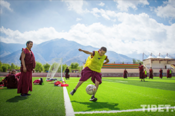 Football game held in Tibet Buddhist College