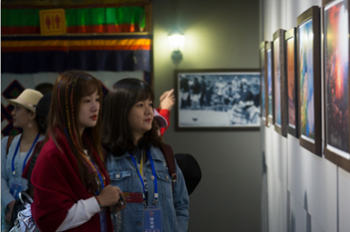 Ethnic photography works on display in Lhasa