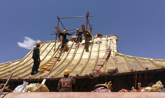 Workers repair the golden roof of the Potala Palace in Lhasa, Tibet autonomous region, in June. (TSEGA/FOR CHINA DAILY)
