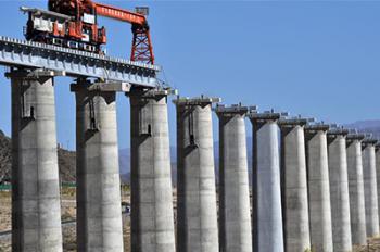 Sichuan-Tibet Railway climbs from Sichuan Basin to “Roof of the World”
