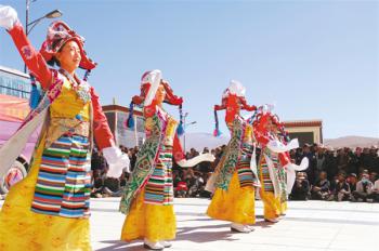 Colorful art performances in Sagya