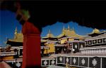 Nov. 9, 2018 -- The Tibetan Buddhism heritage site Potala Palace is known for its shining gold-plated roof, which has just undergone major repair and polishing in Lhasa, capital of Southwest China`s Tibet autonomous region. [Photo/Xinhua]